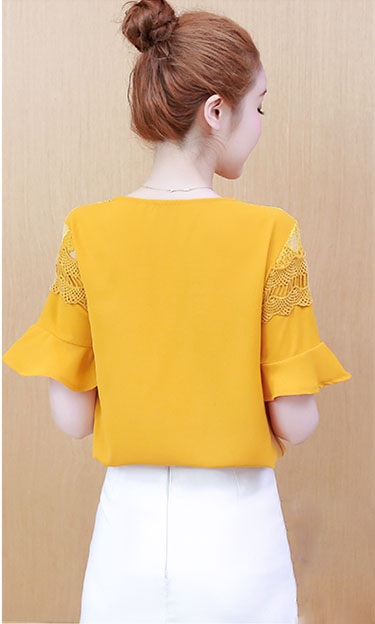 เสื้อสีเหลือง คอเสื้อ หน้าอก และช่วงไหล่ แต่งด้วยผ้าลูกไม้และผ้าถักโครเชต์สีเหลือง