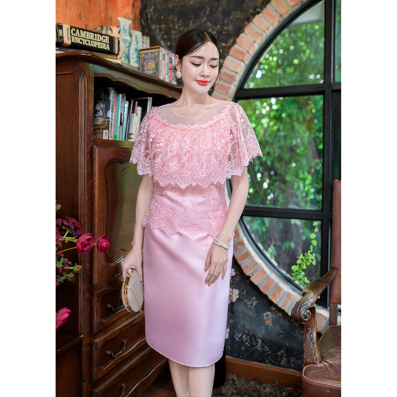 kudapy เดรสสั้น ผ้าไหมทรงสวย แต่งคลุมไหล่ระบายรอบตัวถึงด้านหลัง มีซับในทั้งชุด แต่งซิปหลัง