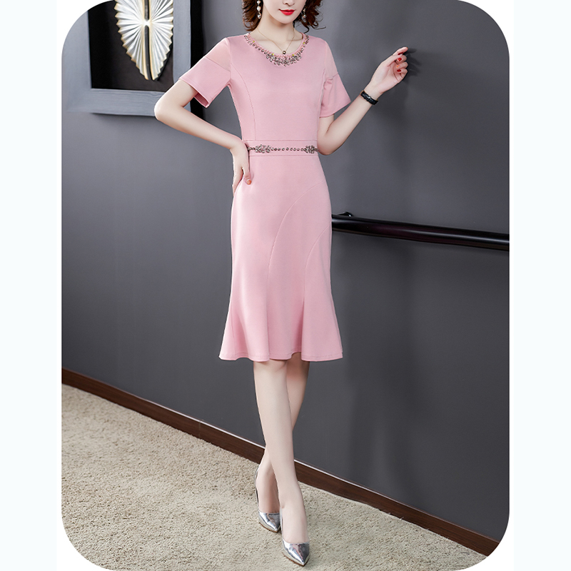 kudapyเดรสสั้นสีชมพู ดีไซน์สวยหรูที่คริสตรัลสี ที่ตกแต่งคอเสื้อและเอว