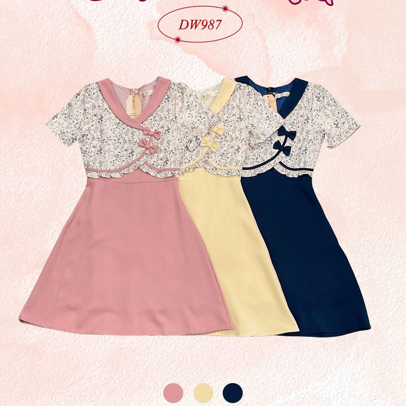 kudapy เดรสสั้นสีเหลือง/สีชมพู/สีกรม คอบัวเสื้อกั๊กทรงระบายเล็กๆ กระโปรงพริ้ว ดีเทลมีกระดุมน่ารักๆติดตรงอก