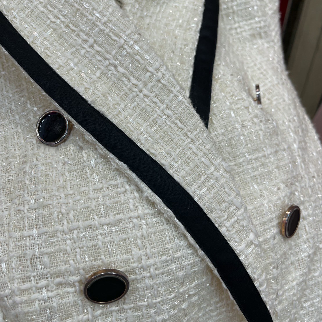 kudapy เสื้อสูทสีขาว Blazer ผ้าสั่งทอพิเศษเนื้ออย่างดี เป็นทรง over size นะคะ ซับในทั้งตัว กระเป๋าจริง ใส่ได้ทุกโอกาสจริงค่ะรุ่นนี้