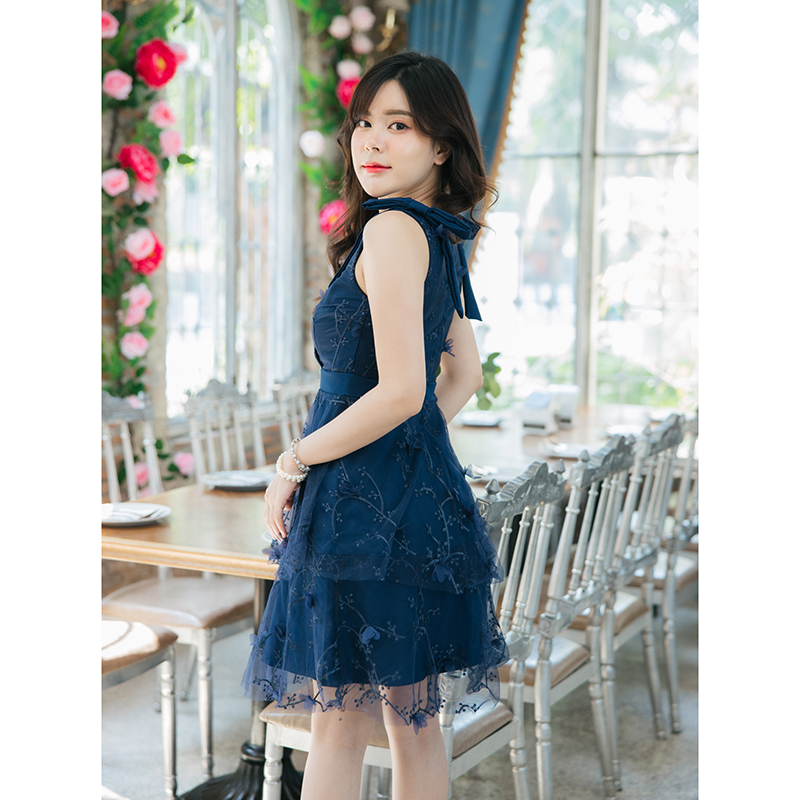 kudapyเดรสสั้นสีกรม เป็นผ้าลูกไม้โปร่งปักด้วยดอกไม้ 3D ตัวเดรสเป็นแขนกุด ช่วงอกป้ายคอวี ดีเทลแต่งโบว์ที่ไหล่ 2 ข้าง