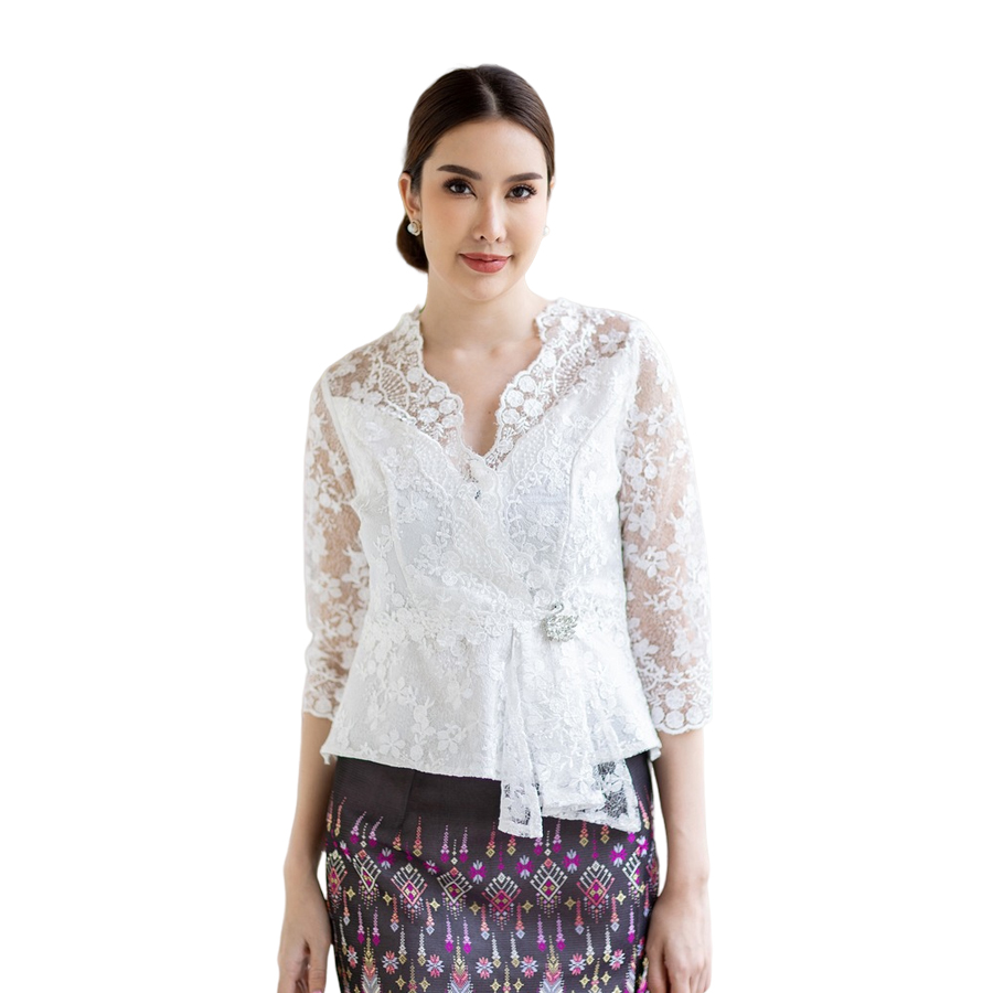 kudapy (เฉพาะเสื้อ) เสื้อลูกไม้สีทอง สีขาว สีชมพู คอวีแขนสามส่วน แต่งโบว์ที่เอว มีซับใน ซิบหลัง ผ้าลูกไม้ฝรั่งเศษอย่างดี (ไม่รวมเข็มกลัดในภาพนะคะ)