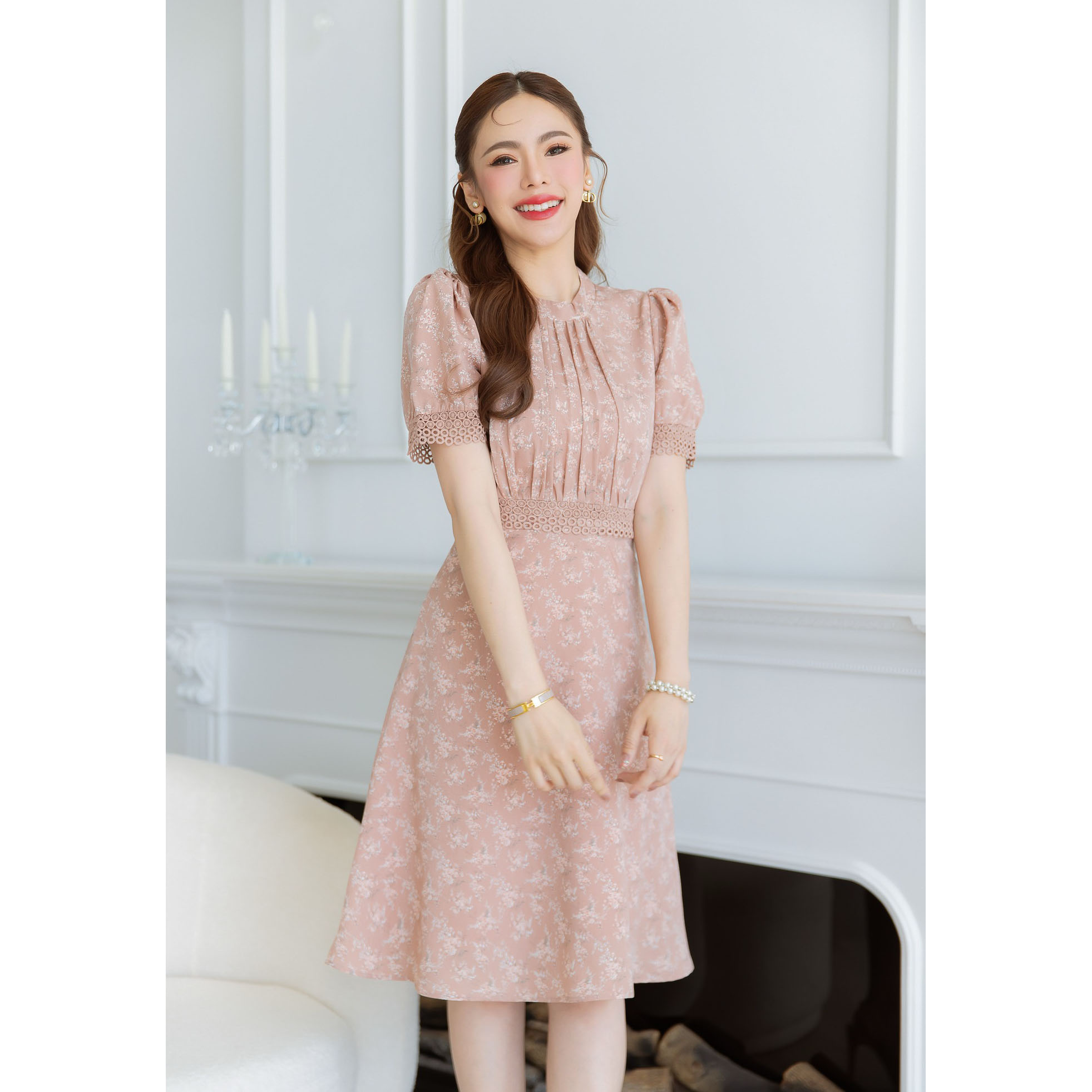 kudapy เดรสชีฟองลายดอกสวยหวาน แพทเทิร์นสวย เป็นดีไซน์คอสูง เย็บเป็นจีบช่วงอกให้ดูมีเลเยอร์