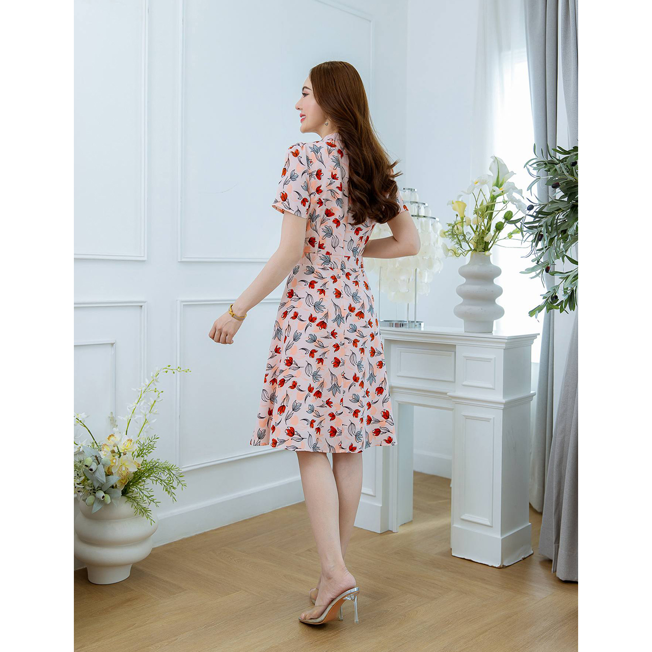 kudapy เดรสสั้นสีชมพูโอรส/สีชานม ชีลายดอก ผ้าคล้ายไหมอิตาลี่ ช่วงคอสูง เย็บจับจีบช่วงคอและเอวดูมีเลเยอร์