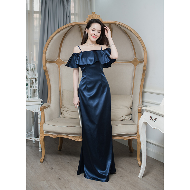 kudapy เดรสยาวเปิดไหล่สีกรมท่า ทรงระบายช่วงอก มีสายเดี่ยวเล็กๆใส่ง่ายไม่หลุดจร้า เดรสผ้าซาตินนุ่มลื่นใส่สบายค่ะ