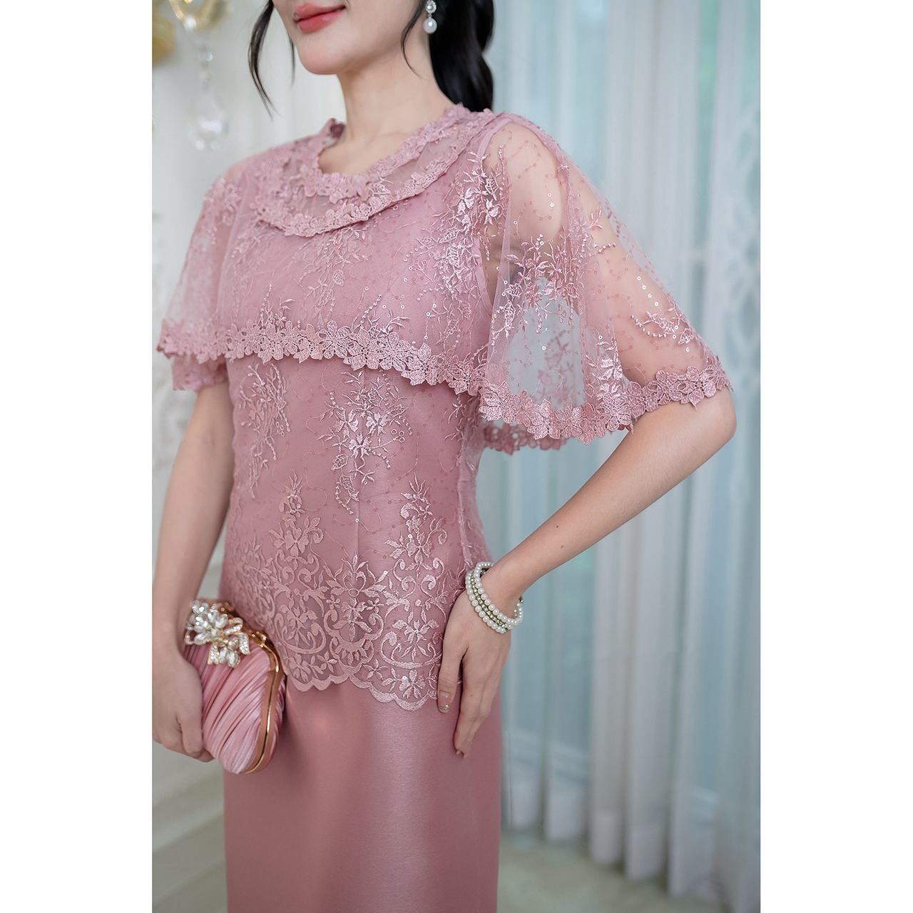 kudapy เดรสผ้าไหมดีไซน์คลุมไหล่ ปักลายราณีต คอกลมแต่ดอกไม้รอบคอ ลูกไม้ทอผสมเลื่อมชายเสื้อเป็นเชิงผ้าเล่นลายสวย ตัวกระโปรงเป็นงานผ้าไหมเนื้อเบา