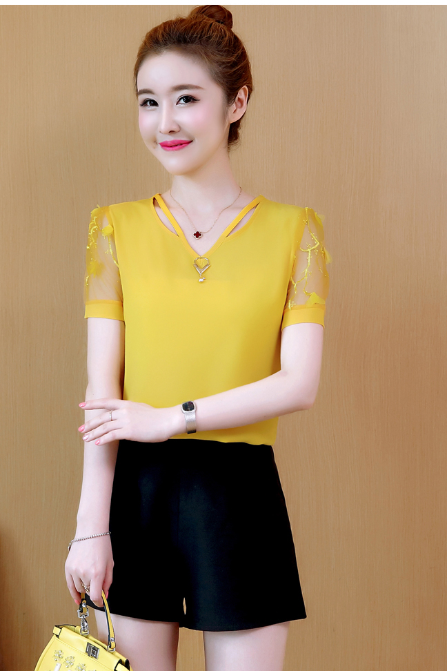 เสื้อสีเหลือง ผ้าชีฟองชนิดเนื้อหนา แขนเสื้อผ้าลูกไม้ คอเสื้อดีไซน์เก๋