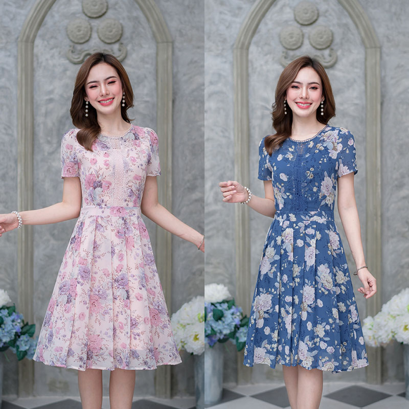 kudapy เดรสสั้นสีชมพู/สีกรมผ้าชีฟอง ลายสวยหวานมากๆ ทรงสวย มีดีเทลแต่งลูกไม้ช่วงอกและรอบคอ กระโปรงจับจีบรอบตัว