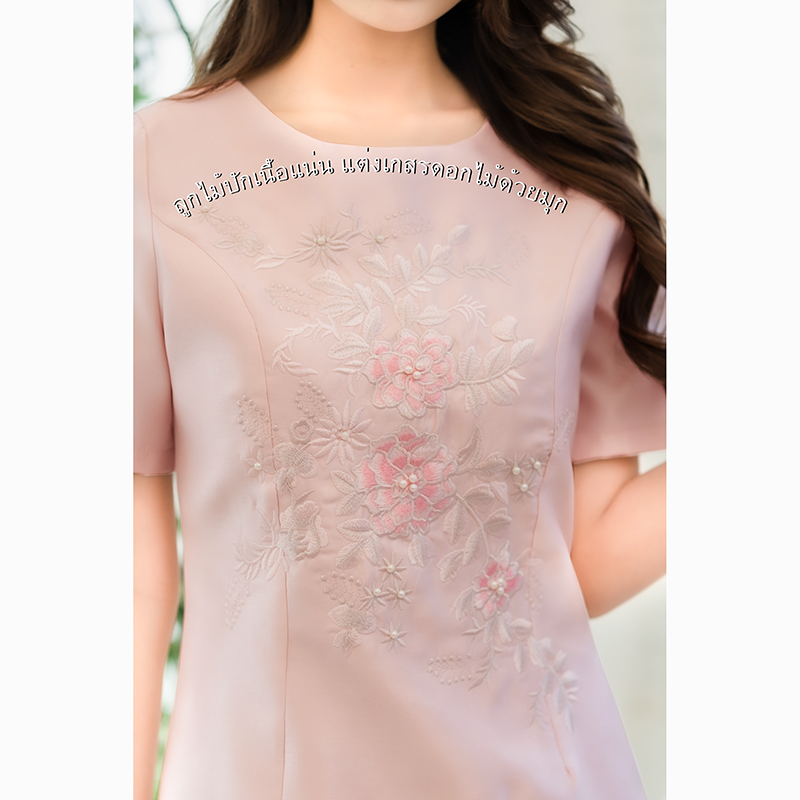 kudapy เดรสสั้นสีชมพู/สีน้ำตาลอ่อน ผ้าไหมญี่ปุ่นอัดกาว มีซับในและซิปหลัง ปักลายดอกไม้ดูสวย ทันสมัย