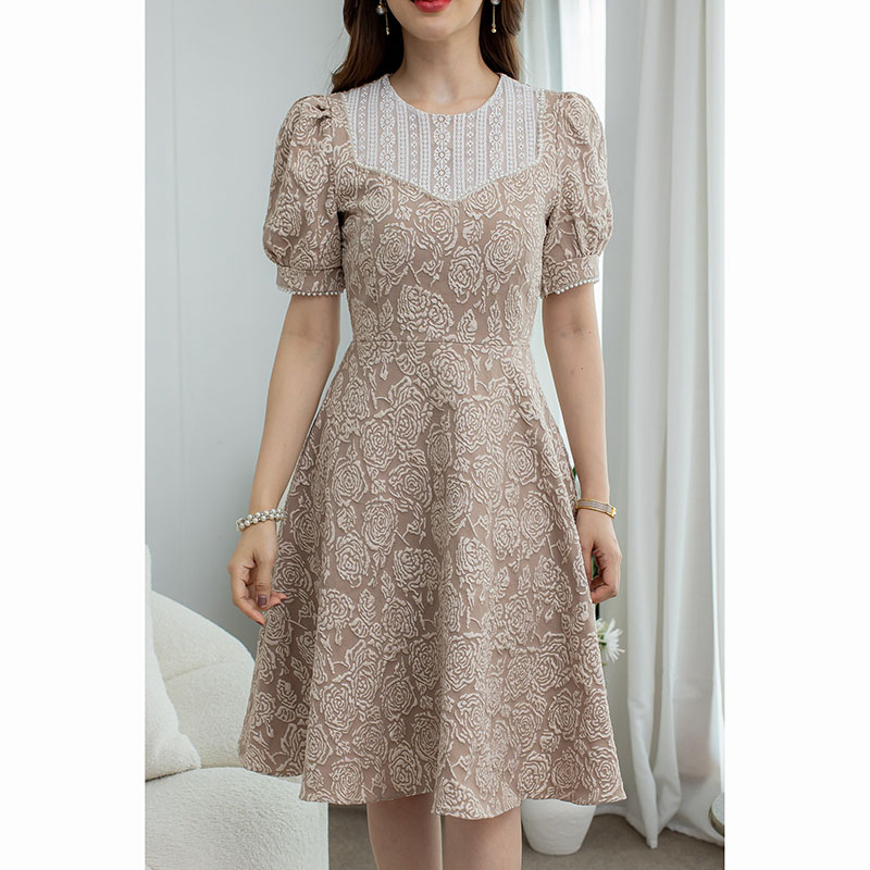 kudapy เดรสสั้นสีครีม/สีชมพูกะปิ ผ้าแจ็คกาด สวยหวาน สวยละมุนมากๆค่ะ มีดีเทล ตัดต่อลูกไม้สีขาวช่วงอก และแต่งล้อมด้วยมุกสีขาว