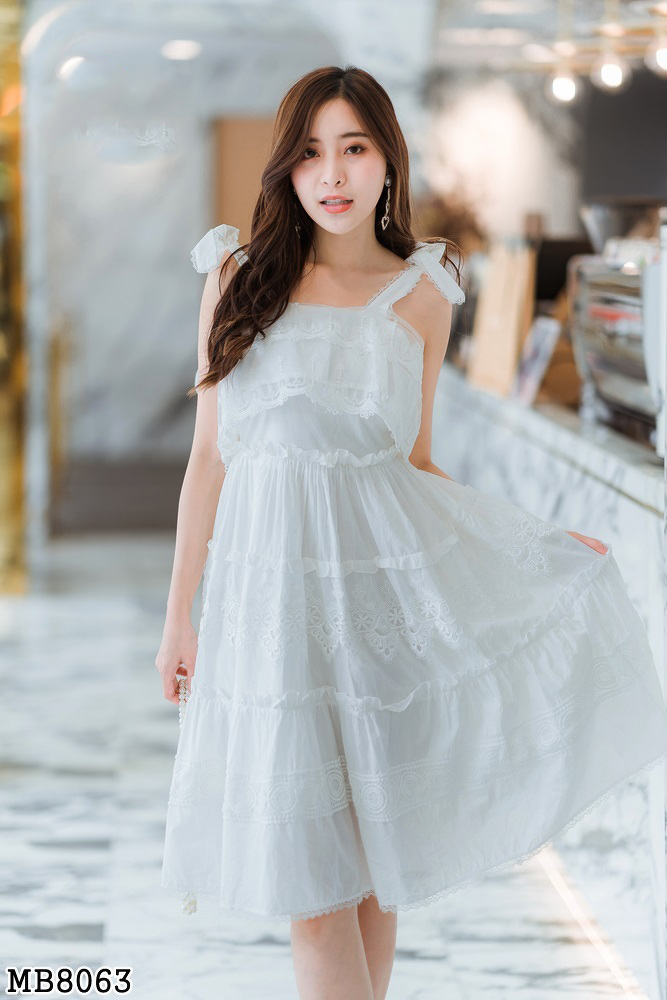 เดรสสั้นแขนกุดสีขาว เอวจั้มยืดหยุนได้ ไหล่ปรับได้หลายระดับ แต่งผ้าด้านหน้าอก ให้ดูพริ้ว M/L