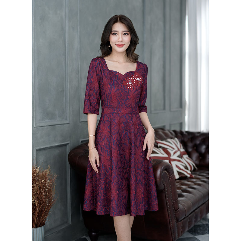 kudapy เดรสสั้นสีกรม/สีดอกแดง ลูกไม้ทูโทน ผ้าสวยงานเนี๊ยบ ผ้าทิ้งตัวสวยดีไซน์แขนศอกทรงใส่ง่ายสุภาพ เอวต่อกระโปรงทรงบานสวิง มีดีเทลตกแต่งลูกไม้ดอกที่อก