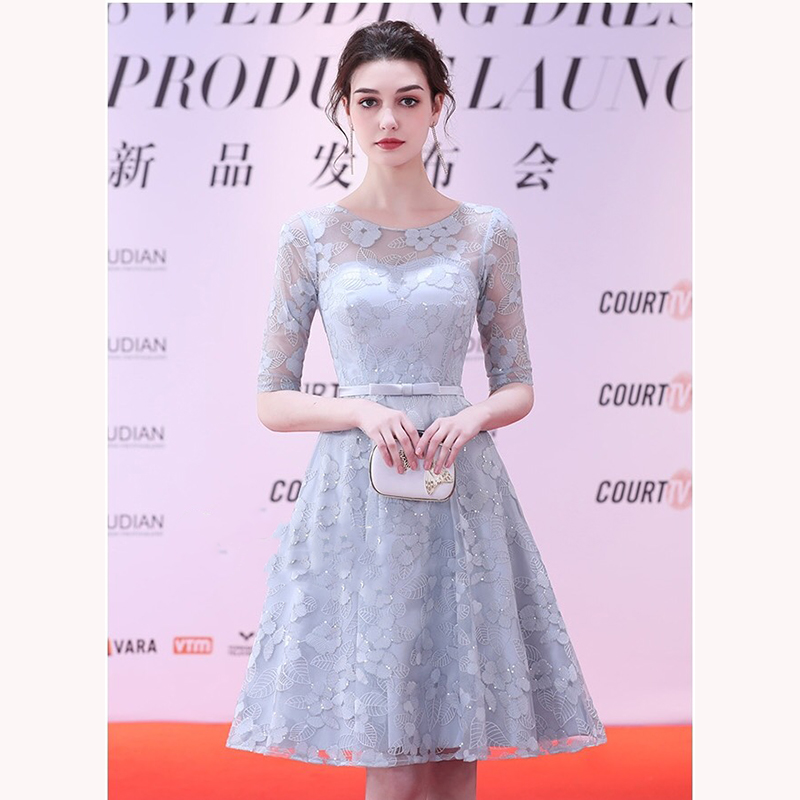 kudapy เดรสลูกไม้สีเทา แขนสามส่วน ไหล่ซีทรู อกเสริมฟองน้ำ เอวเย็บแต่งเข็มขัดโบว์ผ้าในตัว เนื้อผ้าลูกไม้ปักลายดอกไม้