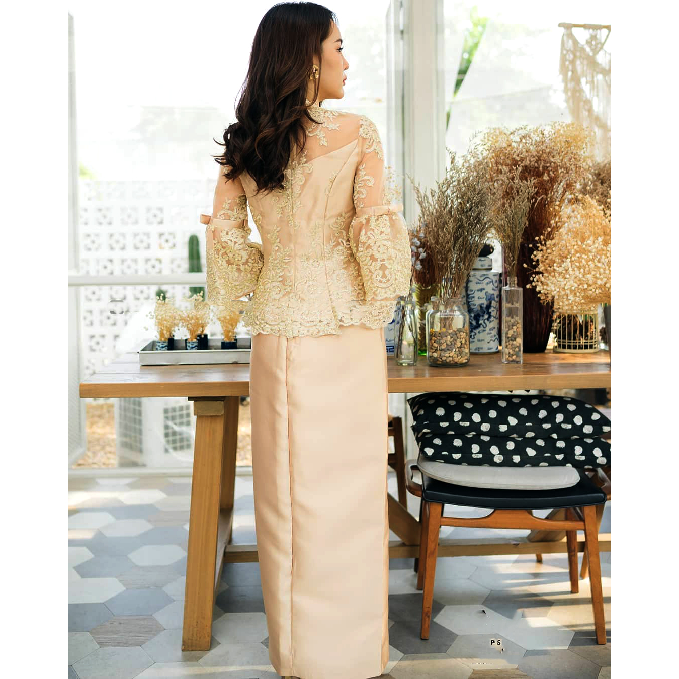 kudapy ชุดไทยประยุกต์สีทอง ผ้าลูกไม้ฝรั่งเศสปักดิ้นทอง เล่นไฟดีมากคะ ดีเทลสวยตามแบบเลยค่ะ