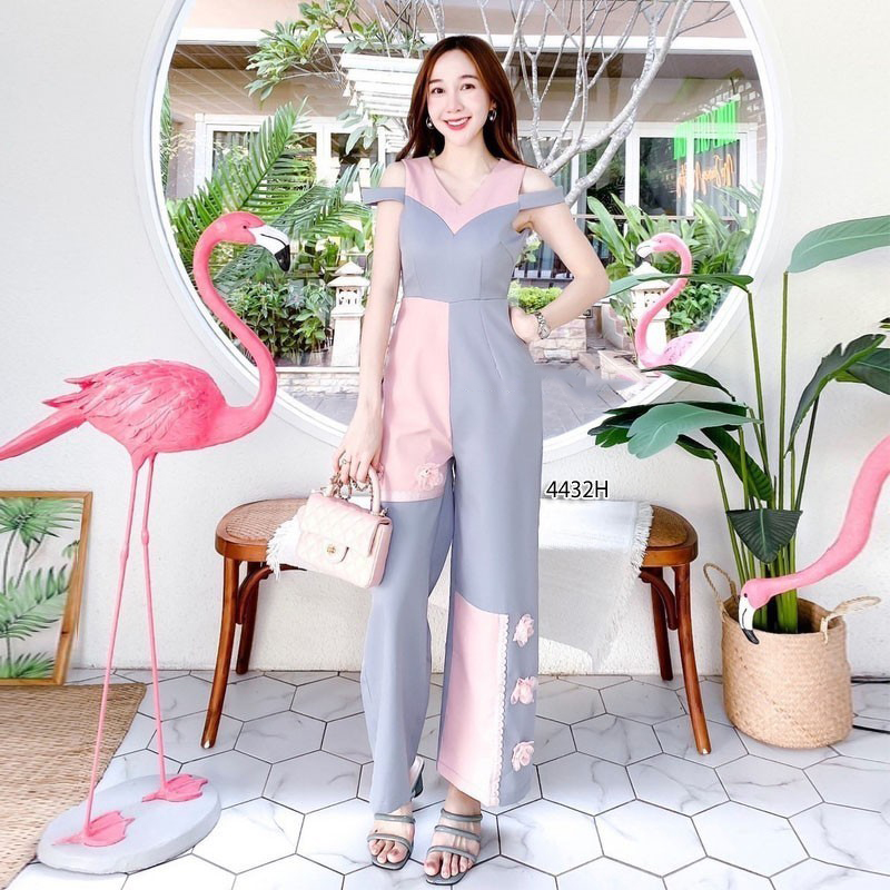 kudapy จั้มสูทขายาวทรงเปิดไหล่ อกตัดต่อผ้าสีอ่อนติดดอกไม้สีหวาน ผ้าซาร่าดีเทลน่ารัก