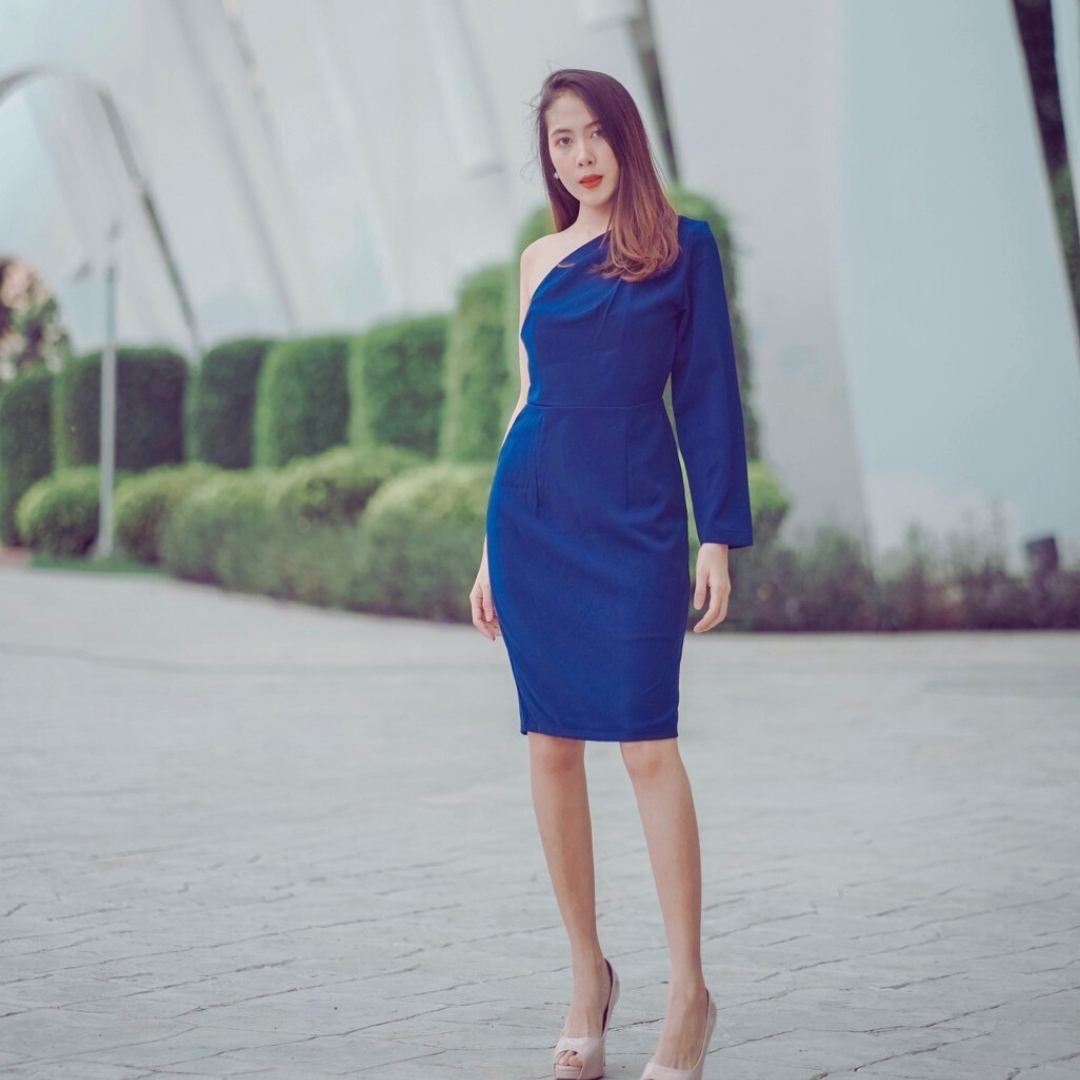 kudapy ชุดไปงานแต่งงานสีชมพู,สีแดง,สีกรมท่า เดรสสั้นไหล่เฉียงข้างแขนยาว เรียบหรู สวย ดูดี ใส่เป็นชุดราตรี ชุดออกงาน