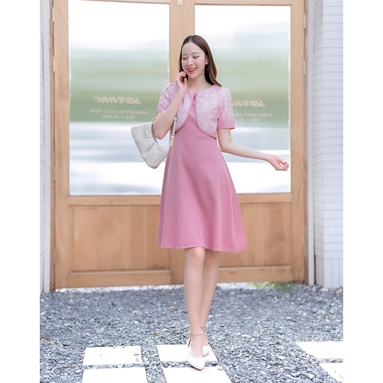 kudapy เดรสสั้นสีชมพู/สีแดง/สีกรม ทรงบานกระโปรงสีพื้นแต่งเสื้อลายไทย