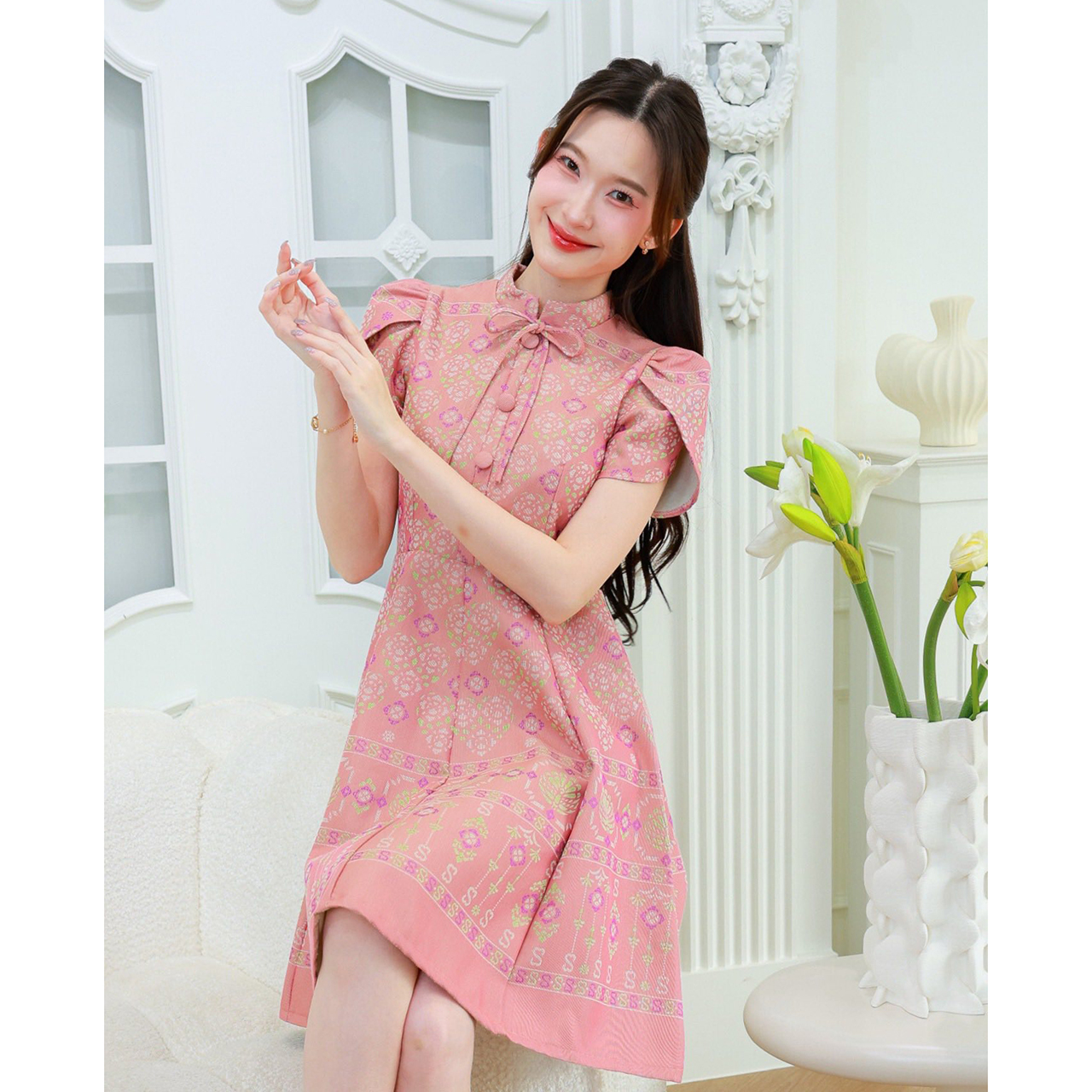 kudapy เดรสไทยทรงบานแขนกลีบบัวคอจีนแบบตั้งเล็กๆพร้อมผูกโบที่คอเสริมลุคให้ดูน่ารักมีสไตล์หวานผสมวินเทจ