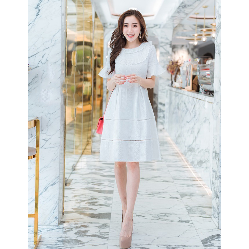 เดรสสั้นสีขาว ผ้าลูกไม้ ทรงเอกว้าง แขนแต่งระบาย