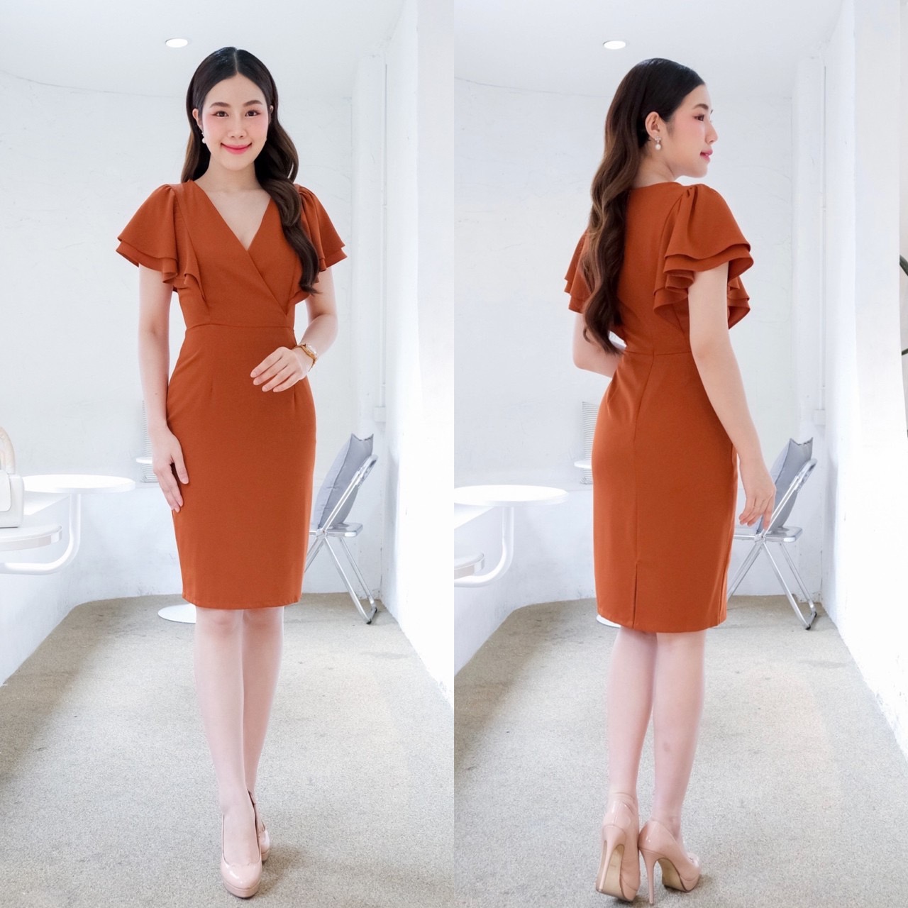 kudapy เดรสสั้นสีเขียวพิตาชิโอ้ ฟ้าอมเทา ส้มอิฐ ชมพู แดง กรม คอวีอกไขว้ จับจีบแขนระบายพริ้วพรางต้นแขน ทรงนี้เรียบหรู