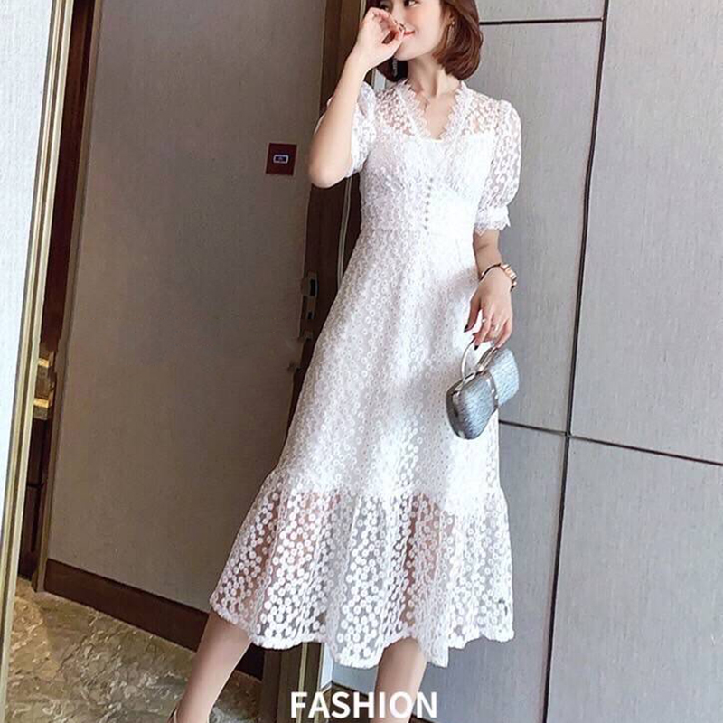 kudapy เดรสยาวสีขาว งานปัก+ซับในสายเดี่ยวแยกชิ้น ใช้ผ้าเนื้อดีปักลายดอกไม้ แต่งเกสรด้วยไหมดิ้นทอง ช่วงเอวแต่งประดับกระดุมเงิน