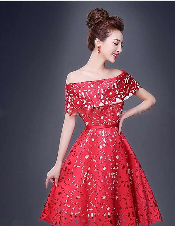 ชุดไปงานแต่งงาน ชุดไปงานแต่งสีแดง ผ้าไหมซาตินเปิดไหล่ลายฉลุทำยาก สุดๆ