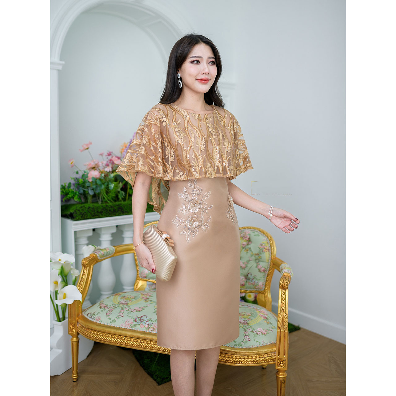 kudapy เดรสสั้นสีน้ำตาลทอง/สีโอรส ผ้าไหมงานดีไซน์คลุมไหล่ด้วยผ้าลูกไม้ปักลายแต่งเลื่อม