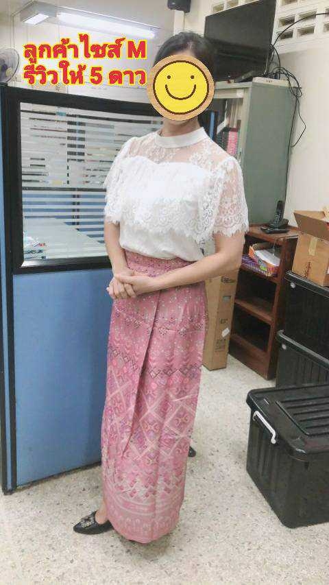 kudapy ชุดไปงานแต่งสีขาว ผ้าถุงสีชมพูอ่อนอมม่วงพิม์ลายตามแบบ เซ็ทเสื้อลูกไม้แต่งแขนระบาย มาคู่กับ กระโปรงลายผ้าไทยสวยมากกกก!!