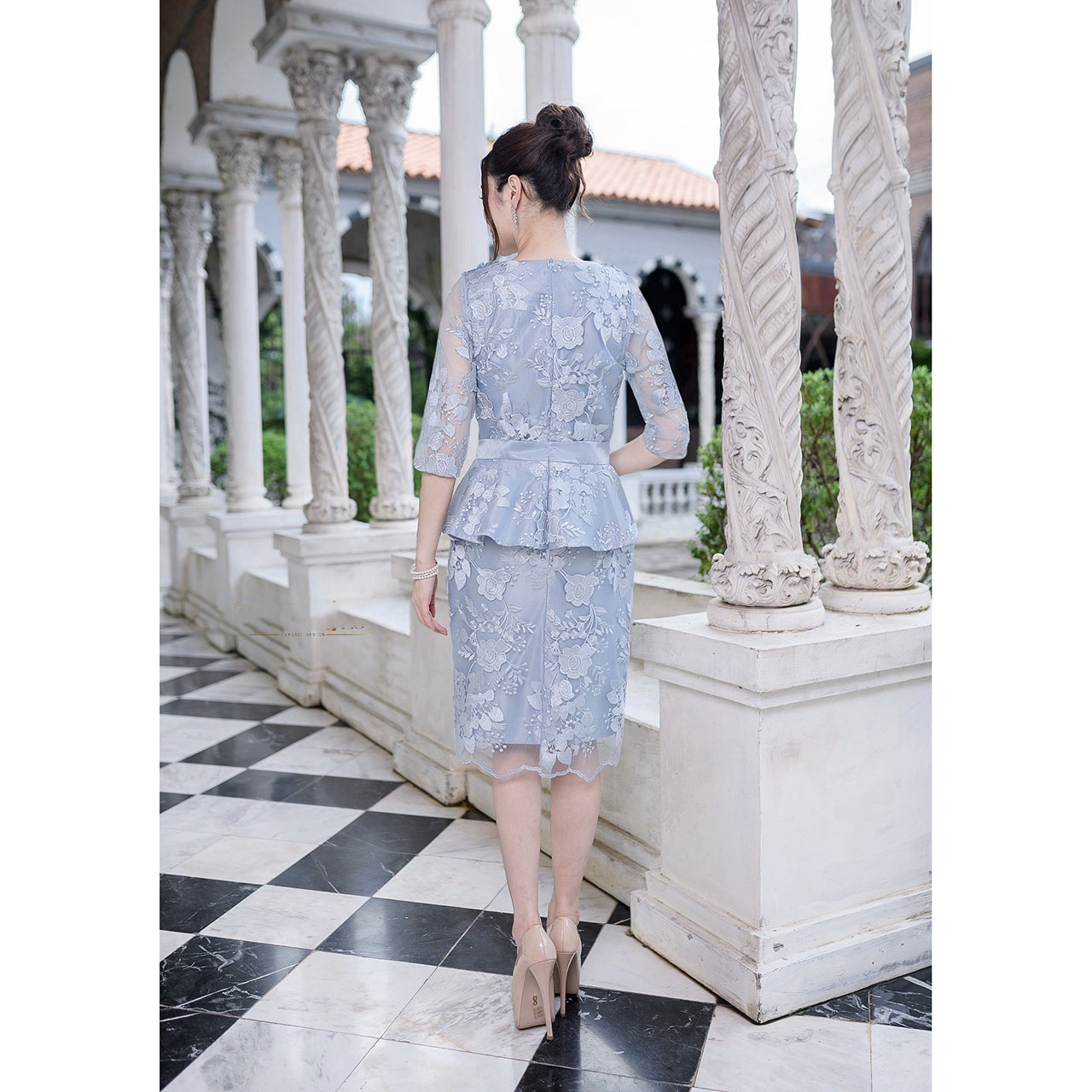 kudapy เดรสสั้นสีชมพูกลีบบัวอ่อน/สีเหลืองทองสีฟ้า คอเหลี่ยมที่แต่งดอกไม้รอบคอสวยสะดุดตา ช่วงเอวแต่งระบายติดเข็มเขัดโบว์ เป็นงานเย็บติดกับชุด