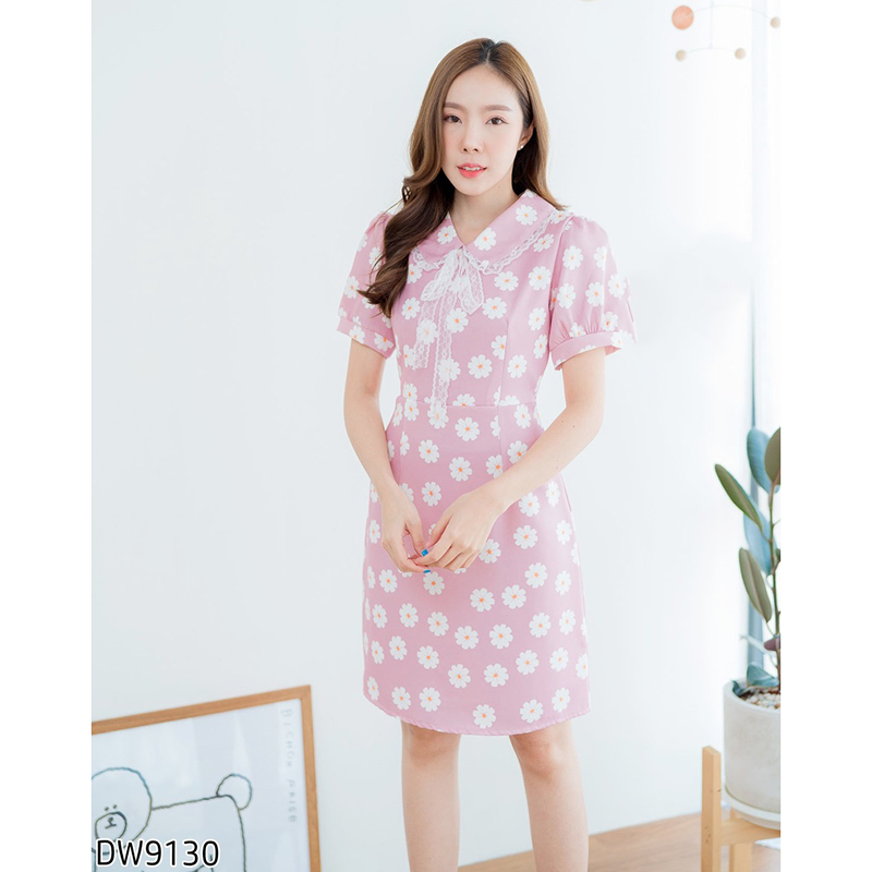 kudapy เดรสสั้นคอบัวลายดอกแขนสั้นสีเขียว/สีกรม คอปกแต่งระบายลูกไม้ลายดอกไม้สีขาว