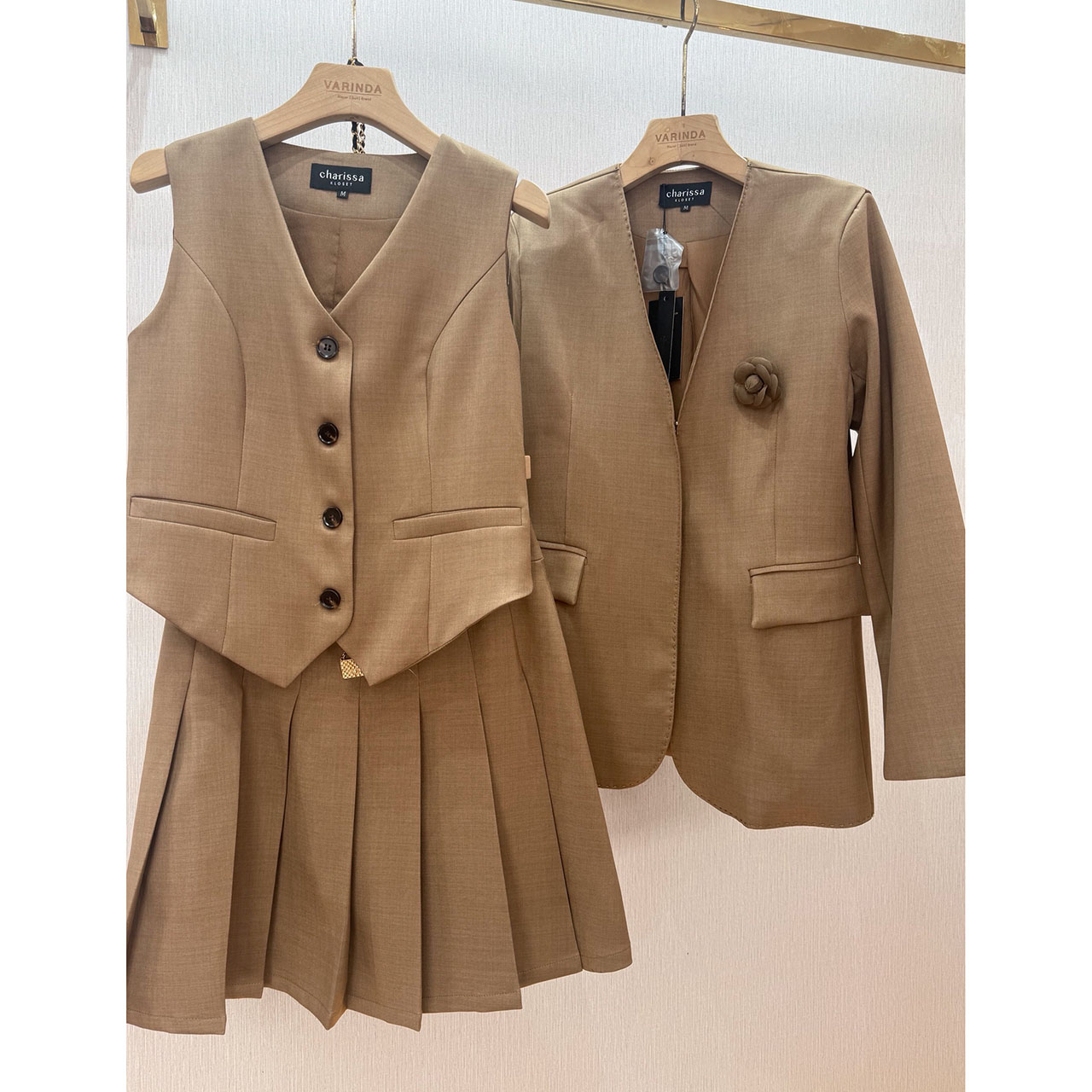 kudapy เซ็ท 4 ชิ้น เสื้อสูท+เสื้อ vestด้านใน +กระโปรง(กางเกงเป็นซับใน)+เข็มกลัดดอกไม้ ใช้ผ้าเดียวกันทั้งเซ็ท ตัวเสื้อสูทมีซับในอย่างดี