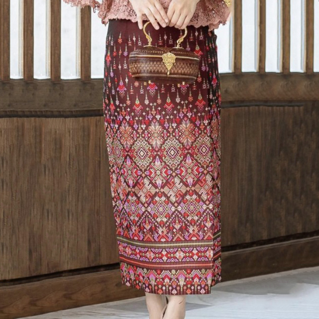 kudapy ผ้าถุงทอลายผ้าไหมแพรวากาฬสินธุ์ สีแดง สีน้ำตาลทอง สีดำ สีเขียว สีดำ งานเนียบ ผ้าทอลายอย่างดี เก็บเอวสวยมากค่ะ