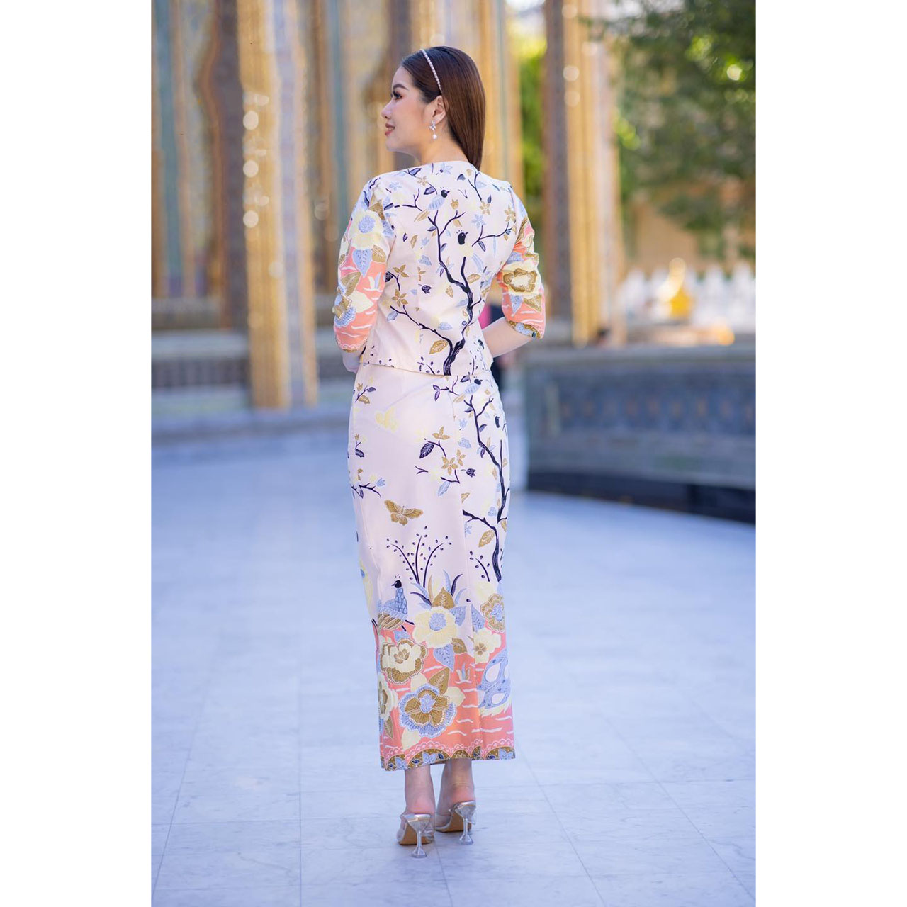 kudapy ชุดเซ็ทเสื้อ+ผ้าถุง พิมพ์ลายปาเต๊ะลายดอกไม้ เสื้อกระดุมหน้าทรงเรือนต้น แขนสามส่วน กระโปรงซิปหลังตะขอเกี่ยว จีบหน้า