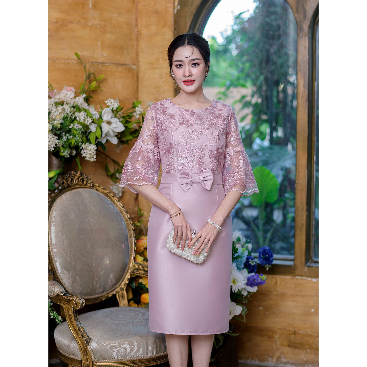 kudapy เดรสสั้นสีน้ำตาลทอง/สีชมพูอ่อน กระโปรงผ้าไหมตัวเสื้อเป็นผ้าลุกไม้ปักลายดอกไม้และปักเลื่อม แขนเป็นระบายปลายแขนใหญ่