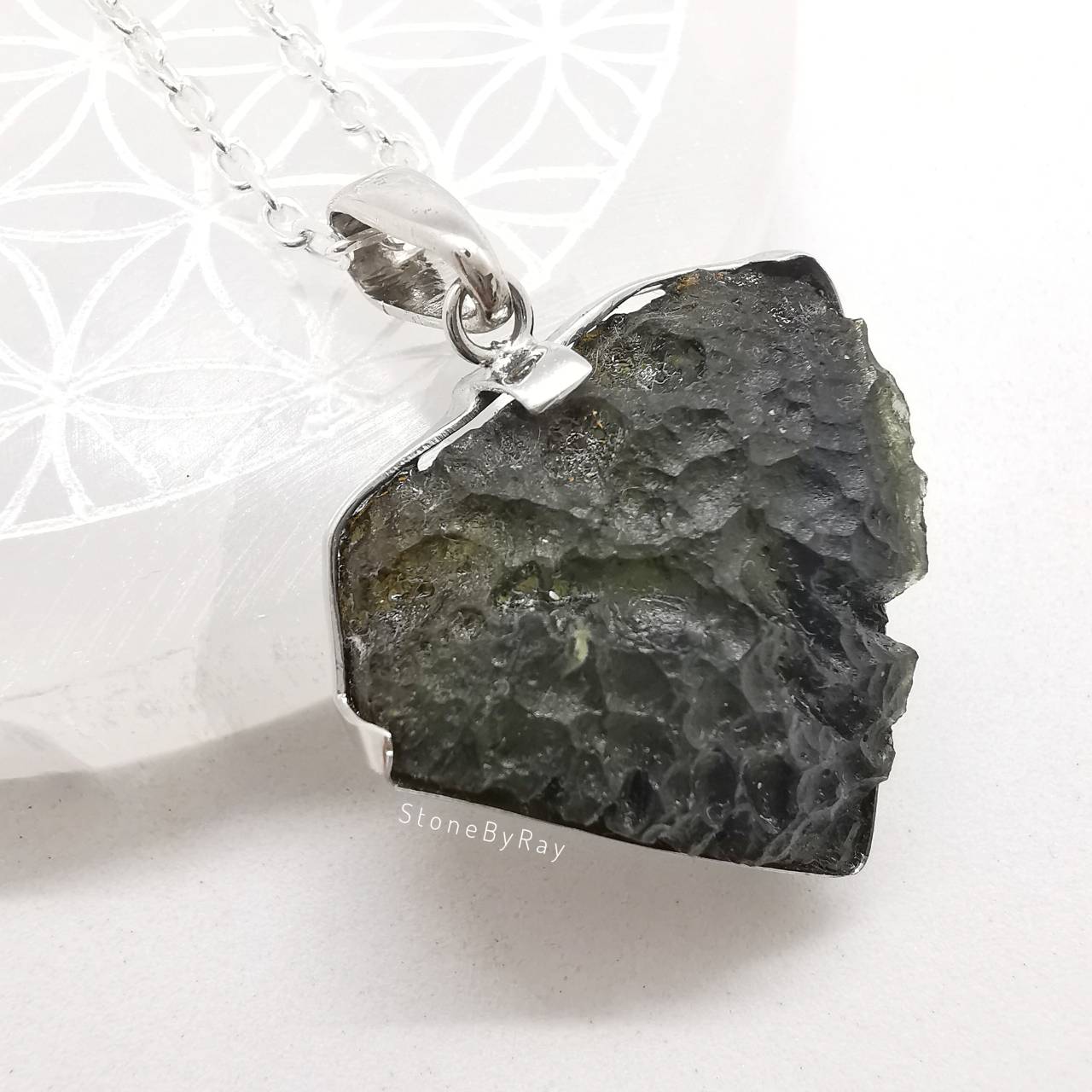 สร้อยคอเงินจี้สะเก็ดดาวโมดาไวต์ Moldavite
