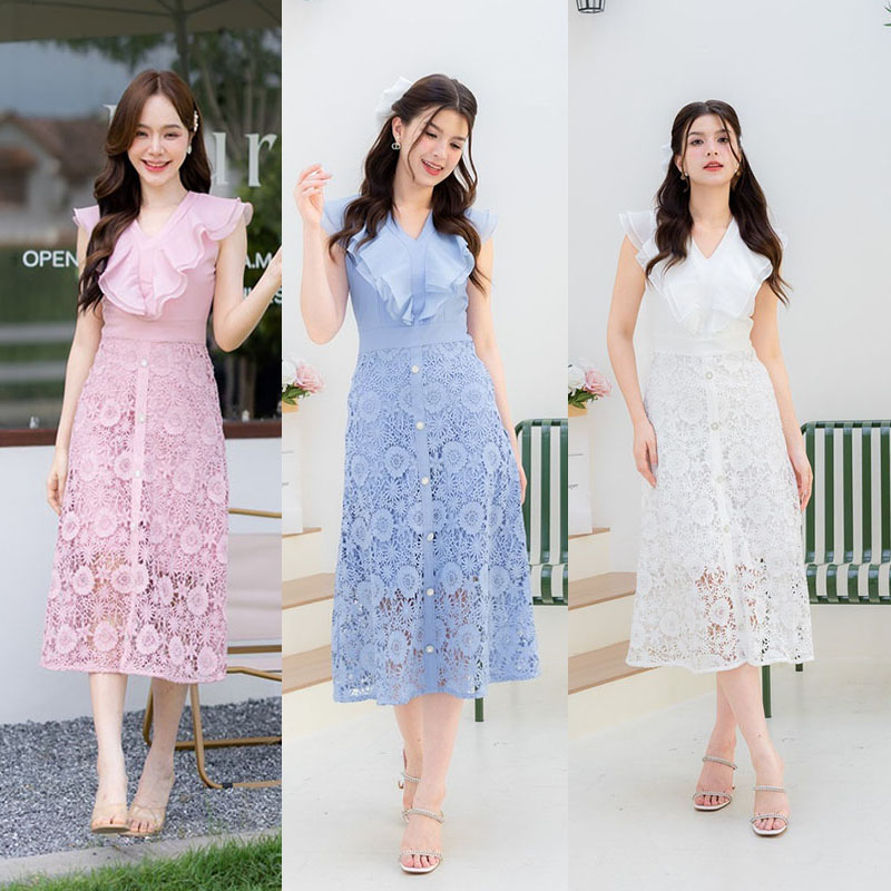 kudapy เดรสยาวสีขาว/สีชมพู/สีฟ้า คอลใหม่คือสวยปังไม่ไหว เป็นทรงกระโปรงพริ้ว แต่งผ้าลายลูกไม้ มีกิมมิคอัดพลีทระบายกลางอก งานซิปซ่อนด้านหลัง