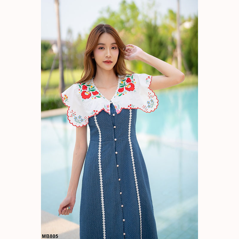 kudapy เดรสยาวสีฟ้า ผ้ายีนส์เนื้อผ้านิ่มใส่สบาย ทรงเข้ารูป ปกคอบัวดีเทลลายปักดอกไม้