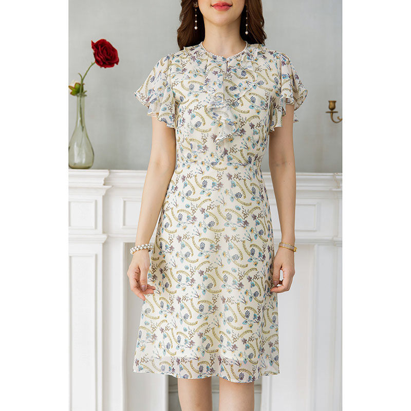 kudapy เดรสสั้นสีขาว/สีครีม ผ้าชีฟอง ระบายรอบคอและอก มีดีเทลแต่มุกขาวรอบคอสวยหวานละมุน ลายผ้าน่ารัก