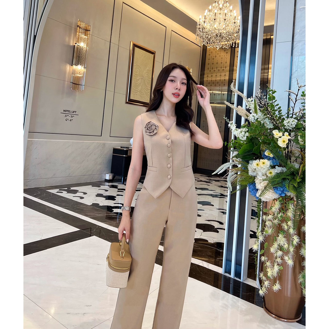 kudapy เซ็ทสูท กระดุมเป็นกระดุมปั้มใช้ผ้าเนื้อเดียวกันกับตัวชุด แถมฟรีเข็มกลัดดอกไม้ กางเกงทรงกระบอก ใช้ผ้าเดียวกันทั้งชุด