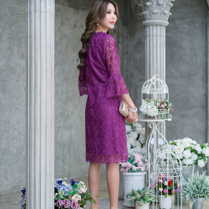 kudapy เดรสลูกไม้เนื้อเงาแขนสามส่วน สีม่วง สีชมพู ปลายแขนระบาย คอเสื้อแต่งเลื่อมเพิ่มความหรูหรา ผ้าสวยเกรดดี มีซับในทั้งชุด แต่งซิปหลัง