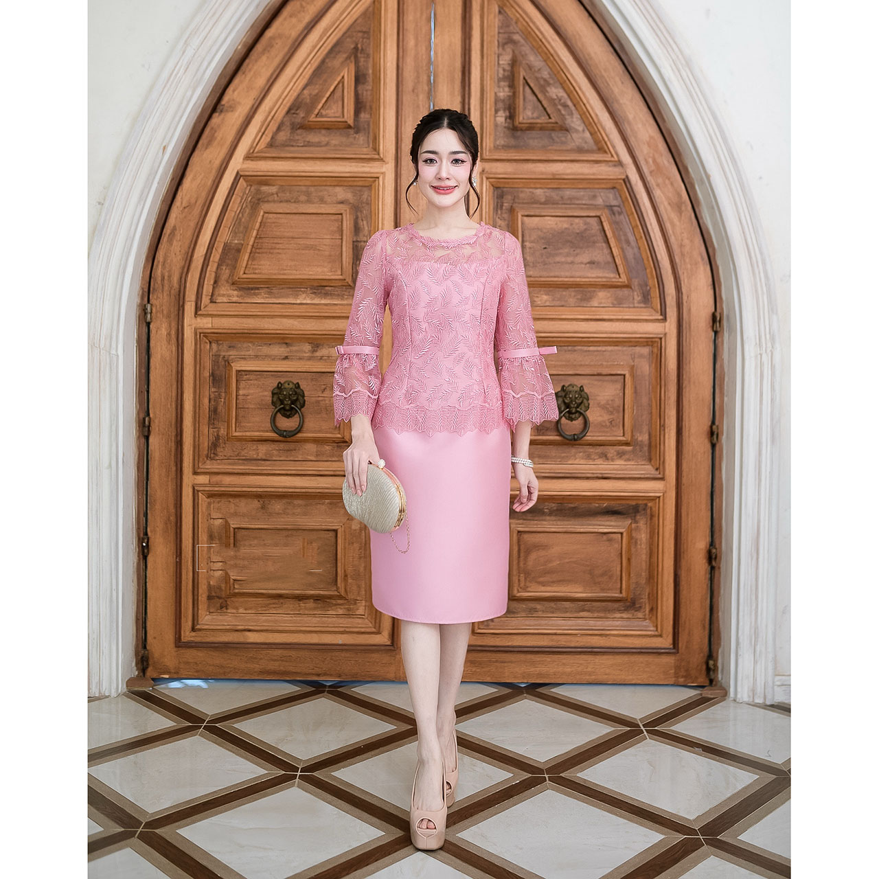 kudapy เดรสสั้นสีทูโทน(ชมพูอ่อน/ขาว)/สีชมพู/สีเหลืองทอง ผ้าไหมแขนยาวระบาย เป็นงานผ้าตาข่ายปักลาย ลายเรียบหรูลายใบไม้เรียงรายสวยงาม