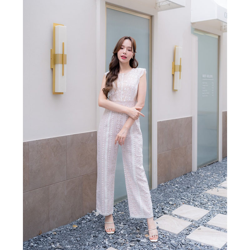 kudapy จั้มสูทขายาวลูกไม้สีขาว/สีส้มอิฐ แขนกุด ใส่สวยสบาย