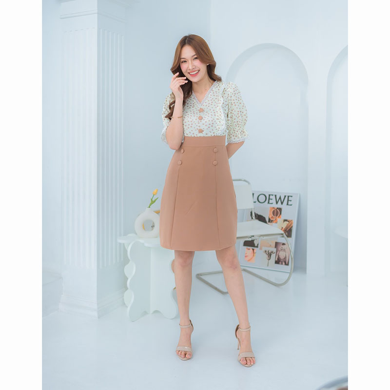 kudapy เดรสสั้นสีชมพู/สีดำ/สีน้ำตาล สไตล์สาวคิวท์ๆ น่ารักกินใจสุดๆ ทรงสวย คอวีแต่งผ้าระบายดอก ดีเทลติดกระดุมแขนสม็อค