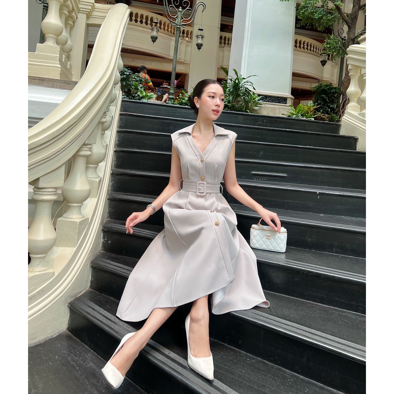 kudapy เดรสสูททรงสวยคลาสสิค ผ้านุ่มใส่สบาย มีความทิ้งตัว เดรสมีซับในทั้งตัว กระเป๋าจริง กระดุมจริง มาพร้อมกับเข็มขัดสามารถปรับได้