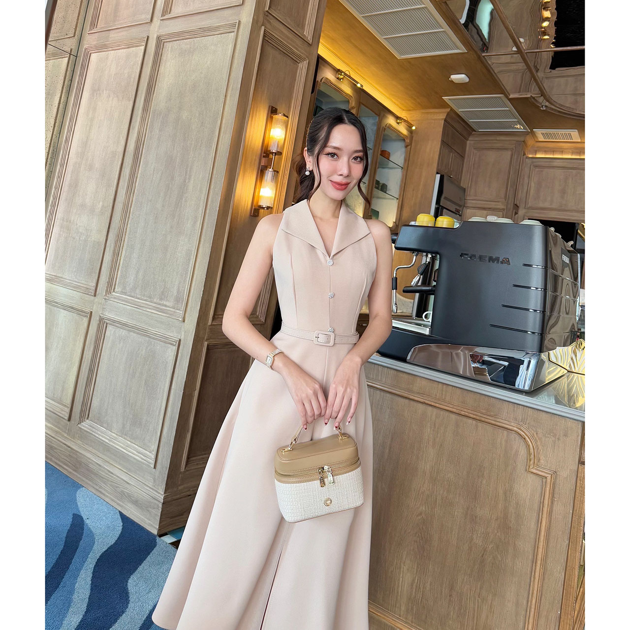 kudapy เดรสแขนกุดแต่งกระดุมดอกไม้มาพร้อมเข็มขัดน่ารัก