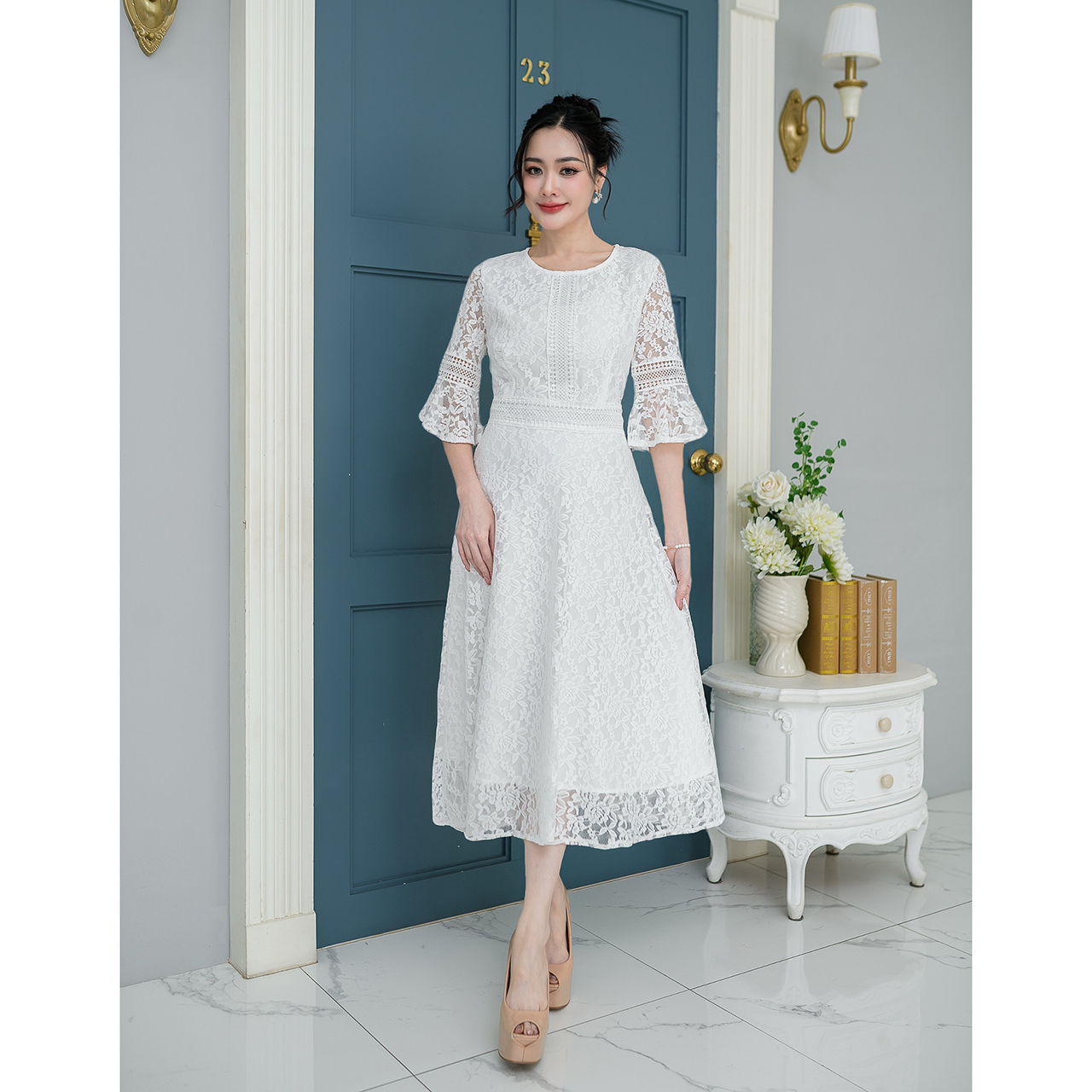 kudapy เดรสยาว ผ้าลูกไม้ลายดอก ดีไซน์แต่งคาดด้วยลูกไม้ช่วงเอว มีซับในทั้งชุด แต่งซิปหลัง