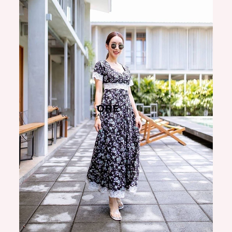 kudapy เดรสยาวสีดำ ตัวยาว พิมพ์ลายดอกไม้ รุ่นนี้เป็น ผ้าพริ้ว ใส่ได้ทุกโอกาสจริงๆ ช่วงอกแต่งกุ้นลายลุกไม้สีขาว