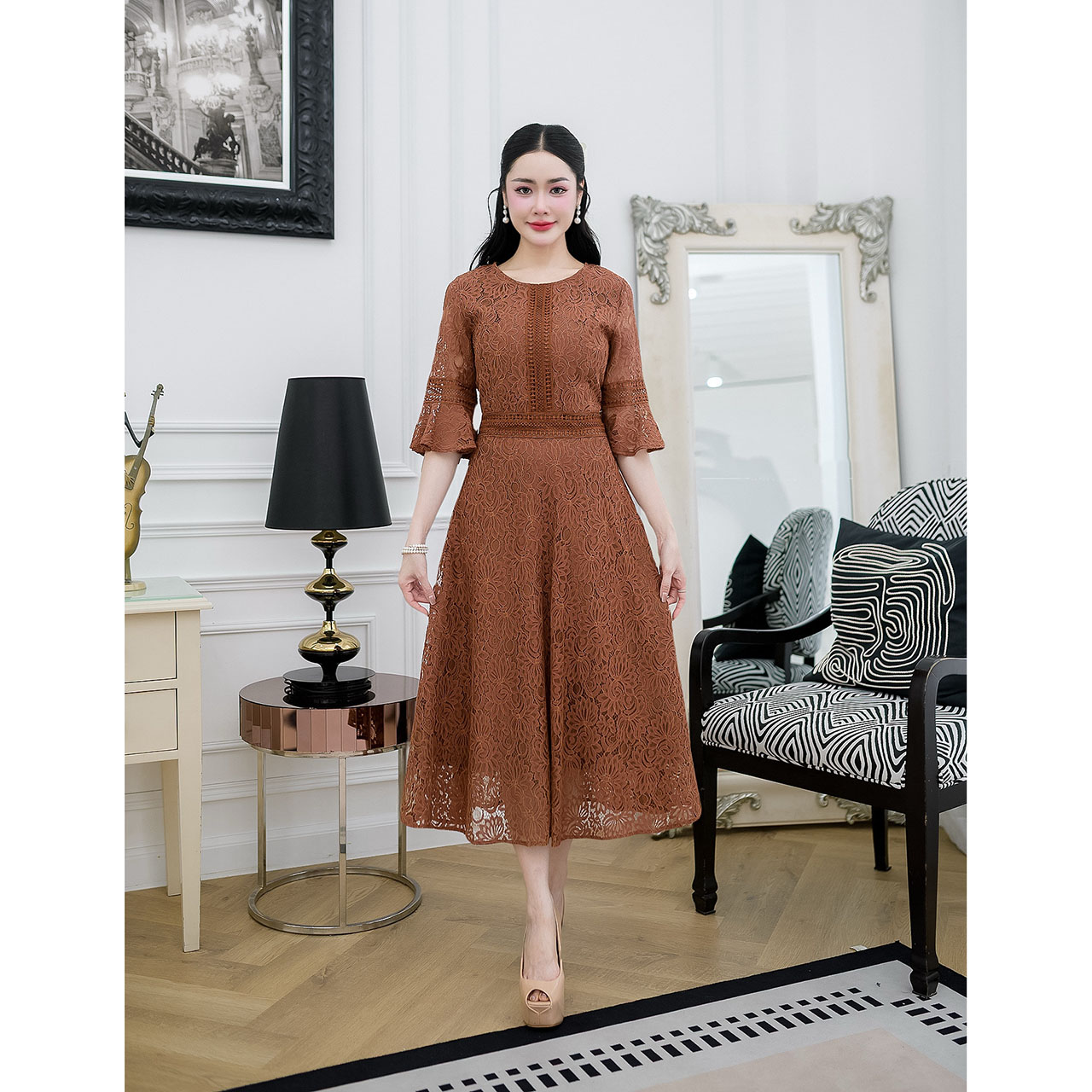 kudapy เดรสยาวสีกรม/สีน้ำตาล ผ้าลูกไม้ทั้งชุด แต่งคาดด้วยลูกไม้ช่วงเอว และแขนแต่งระบาย