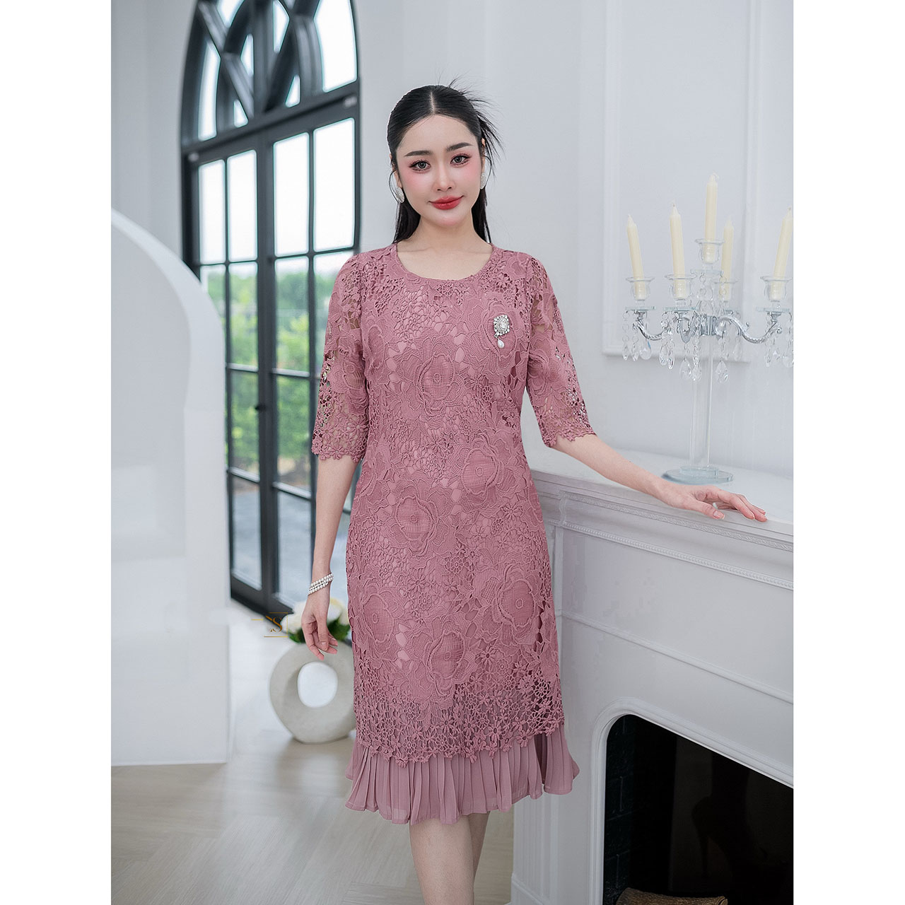 kudapy เดรสสั้นสีชมพูกะปิ/สีเขียว ลูกไม้ทอลายดอกไม้เนื้อนิ่มลายสวย แขนศอก เดรสทรงเรียบหรูใส่ง่าย แต่งชายกระโปรงพลีทด้านใน ผ้าทอลายเส้นเรียงสวยเกรดดี